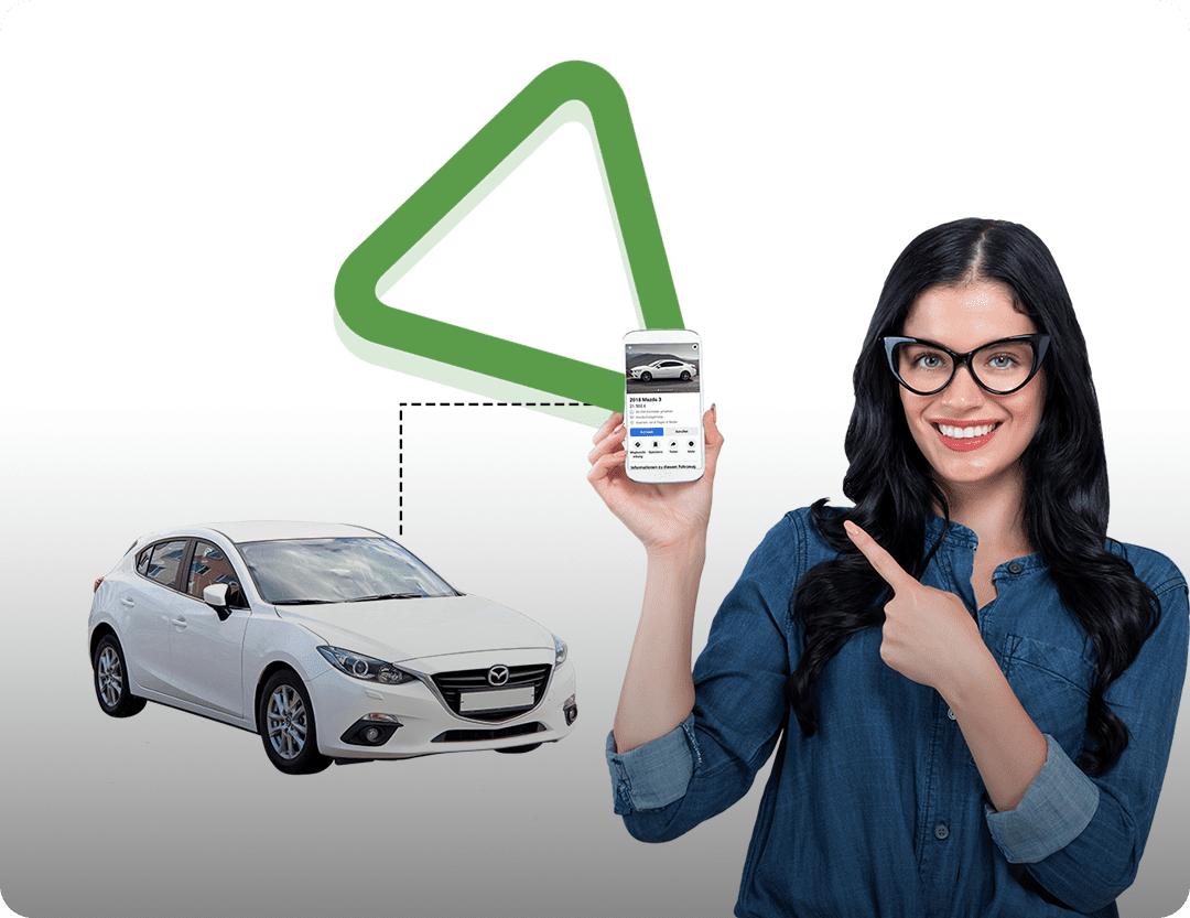 Dame zeigt auf ihr Smartphone mit einer Autoanzeige